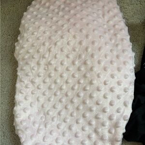 2 Swaddles
1 soft pink ( very soft ) 
1 floral
Never used